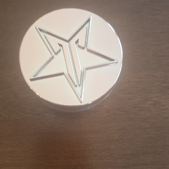 Jeffree Star Natural Setting Powder - Picture 2 of 3
